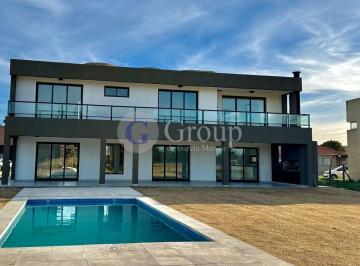 Casa · 291m² · 5 Ambientes · 4 Cocheras · Casa a Estrenar con Vista Al Golf en Venta en El Trébol, Haras Santa Maria, Escobar