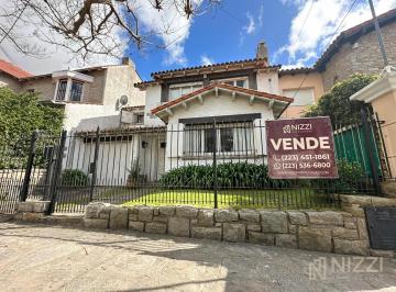 Casa · 179m² · 5 Ambientes · 1 Cochera · Chalet Los Troncos con Parque