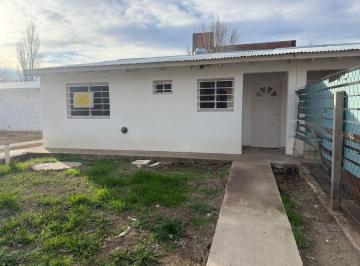 Casa · 90m² · 3 Ambientes · 1 Cochera · Casa en Alquiler, Plottier