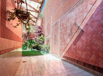 Casa de 5 ambientes, Parque Chacabuco · Casa en Zonificacion Baja con Frente de 12 m.