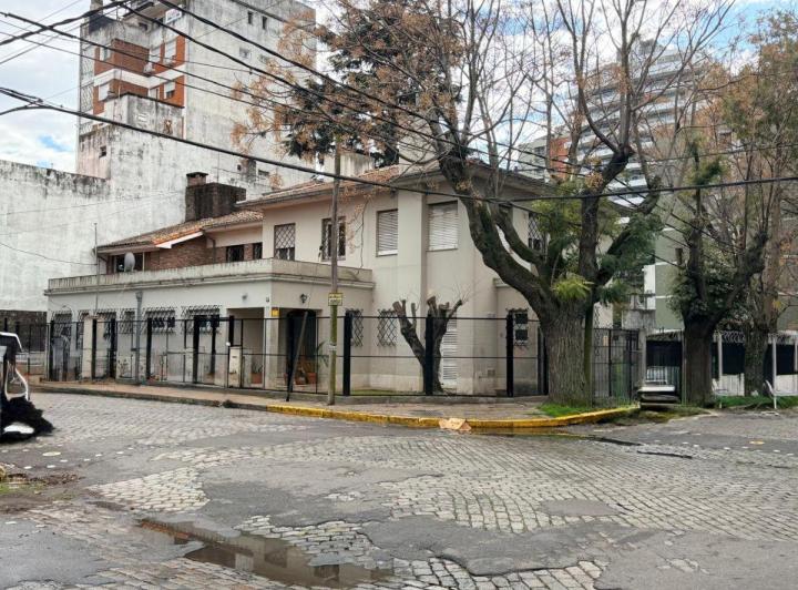 Casa · 309m² · 5 Ambientes · 4 Cocheras