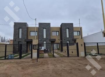 PH · 84m² · 3 Ambientes · 1 Cochera · En Venta | PH de 2 Dorm. | B° Perticone | Centenario
