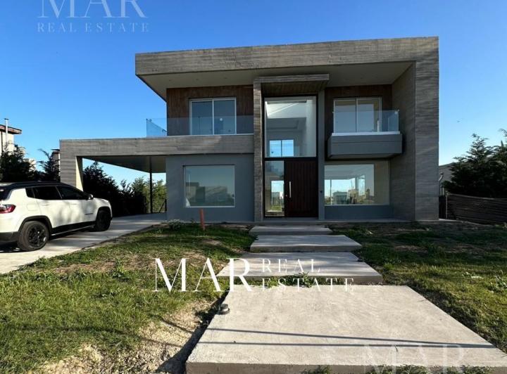 Casa · 200m² · 5 Ambientes · 2 Cocheras