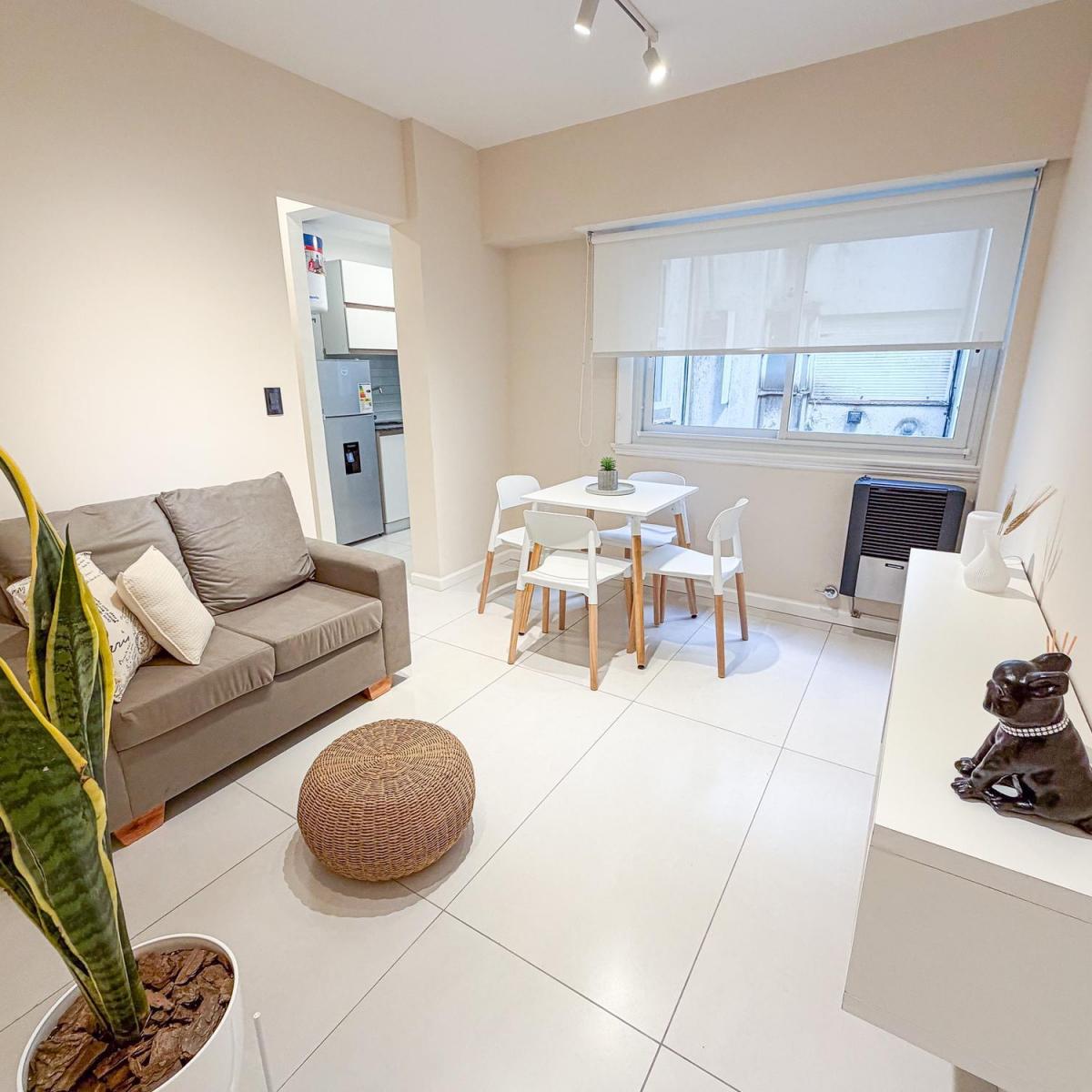 Departamento de 3 ambientes totalmente reciclado. Amplio living comedor.