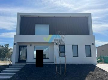 Casa · 142m² · 5 Ambientes · Casa en Venta en Santa Sofía, Pilar del Este, Pilar