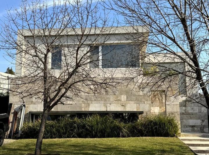 Casa · 264m² · 4 Dormitorios · 5 Cocheras
