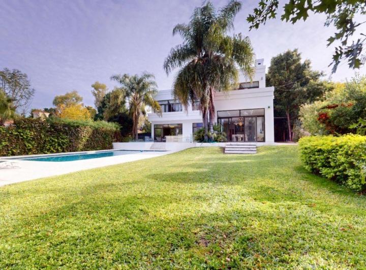 Casa · 500m² · 5 Ambientes · 2 Cocheras