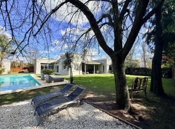 Casa · 190m² · 5 Ambientes · 5 Cocheras · Casa en Santa Barbara en Venta 5 Ambientes