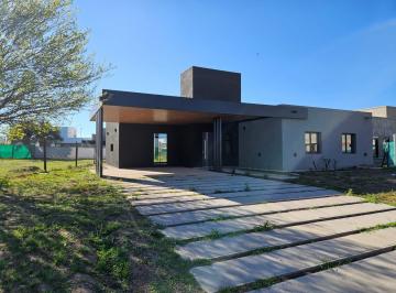 Casa · 136m² · 4 Ambientes · 2 Cocheras · Casa en Venta 3 Dorm. en 7 Soles