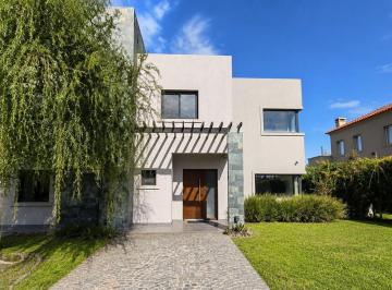 Casa · 214m² · 6 Ambientes · 8 Cocheras · Casa en Venta de 6 Ambientes en Barrio Santa Juana, Canning