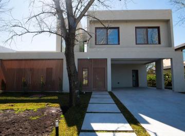 Casa de 6 ambientes, Campana · Espectacular Casa en 2 Plantas, 353 m Totales Fondo Al Golf Lote 1035 m
