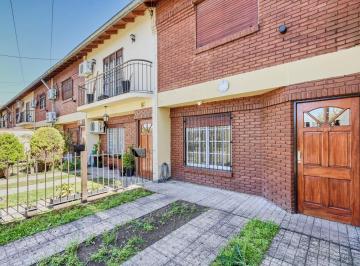 Casa · 70m² · 3 Ambientes · 1 Cochera · PH en Carapachay