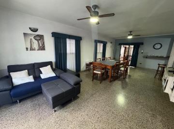 Casa · 170m² · 4 Ambientes · 2 Cocheras · Casa Tres Dorm. con Patio y Pileta en Venta Baigorria