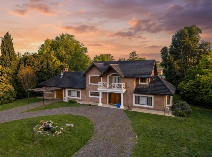 Casa · 1500m² · 5 Ambientes · 1 Cochera