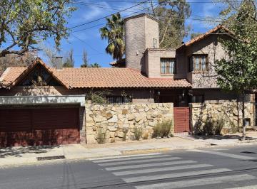 Casa · 4 Dormitorios · 1 Cochera · Casa en Godoy Cruz