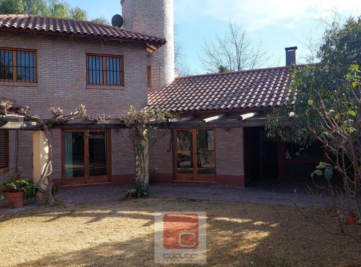 Casa · 4 Dormitorios · 1 Cochera