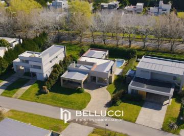 Casa · 200m² · 4 Ambientes · 2 Cocheras · Casa 4 Ambientes en Venta Rumenco