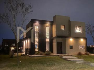 Casa · 216m² · 4 Ambientes · 1 Cochera · Casa Chalet en Venta en Escobar de La Ribera, Loma Verde, Escobar