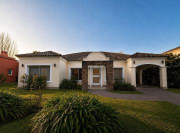 Casa · 220m² · 5 Ambientes · 2 Cocheras · Casa en Alquiler en Boca Raton Country Club