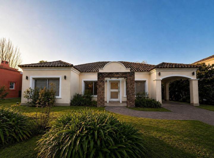 Casa · 220m² · 5 Ambientes · 2 Cocheras