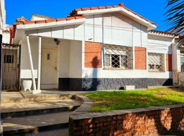 Casa de 6 ambientes, Córdoba · Av Fuerza Aerea 1900 Espectacular Ubicacion! Ideal Proyecto! Casa + Dpto. 276 m²