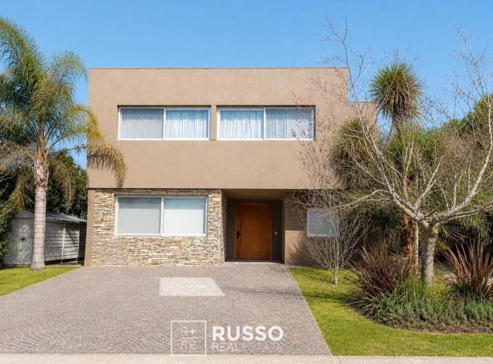 Casa · 260m² · 5 Ambientes · 4 Cocheras