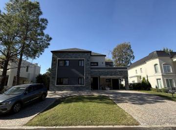 Casa de 5 ambientes, Esteban Echeverría · Casa a Estrenar en Saint Thomas Oeste | 4 Dorm., Piscina y Lote de 700 m²