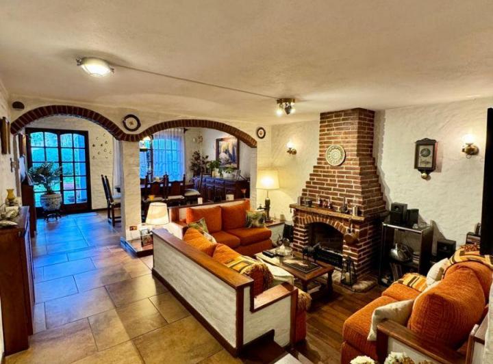 Casa · 232m² · 6 Ambientes · 1 Cochera