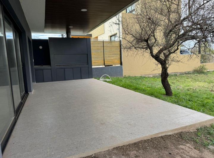 Casa · 180m² · 6 Ambientes · 4 Cocheras