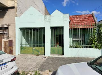 Casa · 100m² · 5 Ambientes · 1 Cochera · Casa a Reciclar con Amplio Lote - en Venta en Lanús Oeste
