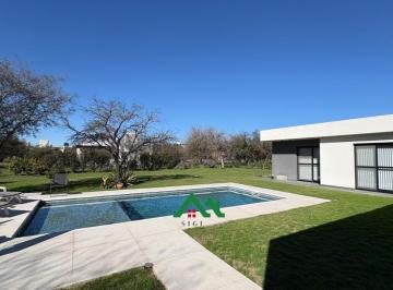 Casa · 310m² · 7 Ambientes · Casa en Venta de 3 Dorm. en Valle del Golf con Pileta y Quincho