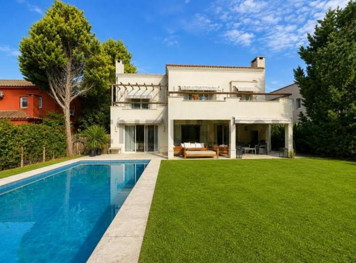 Casa · 299m² · 8 Ambientes · 2 Cocheras