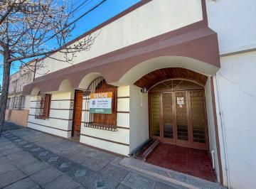 Casa · 165m² · 5 Ambientes · 1 Cochera · Casa con Patio y Cochera en Barrio Villa del Parque