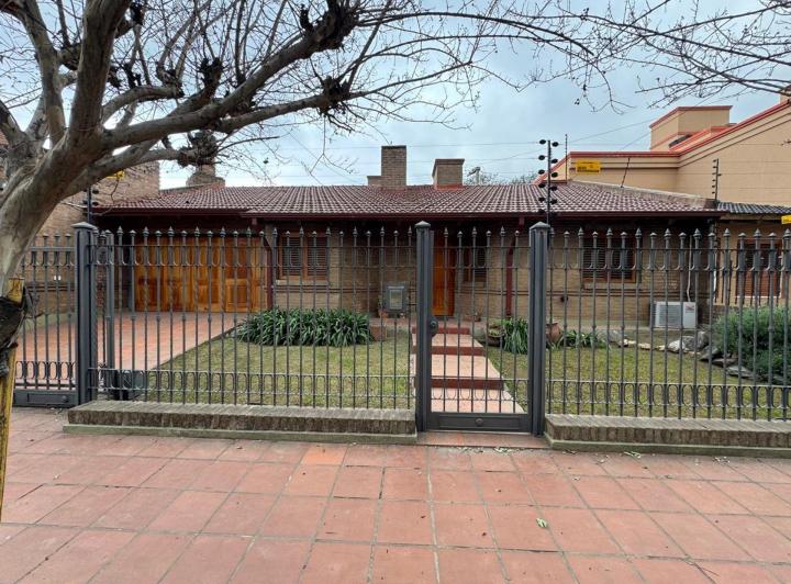 Casa · 239m² · 8 Ambientes · 3 Cocheras