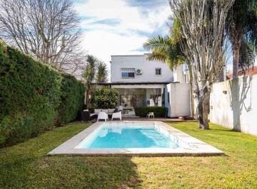 Casa · 250m² · 5 Ambientes · 3 Cocheras · Venta de Casa en Gonnet 4 Dorm..