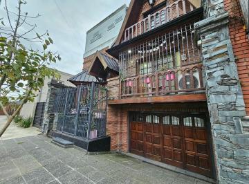 Casa · 220m² · 4 Ambientes · 1 Cochera · Casa en Venta Castelar Norte