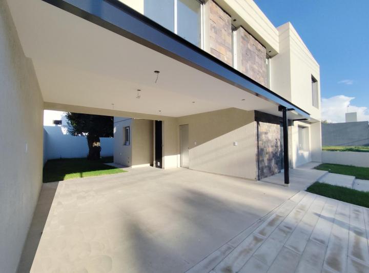 Casa · 273m² · 4 Ambientes · 2 Cocheras
