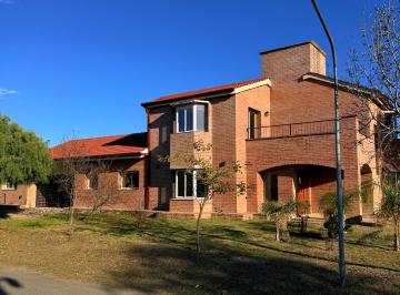 Casa de 7 ambientes, Villa Allende · Propiedad en Alquiler 3 Dorm Country San Isidro a Estrenar
