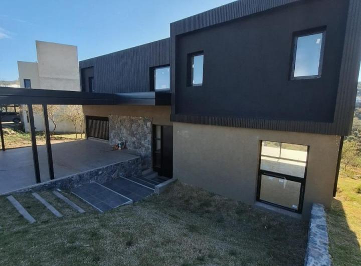 Casa · 1000m² · 3 Dormitorios · 2 Cocheras