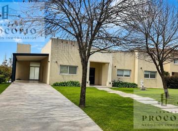 Casa · 200m² · 4 Ambientes · 3 Cocheras · Casa en Terravista