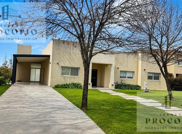 Casa · 200m² · 4 Ambientes · 3 Cocheras
