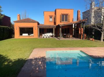 Casa · 250m² · 6 Ambientes · 1 Cochera · Casa en Alq. Temporario en Santa Barbara, Tigre, G. B. a. Zona Norte