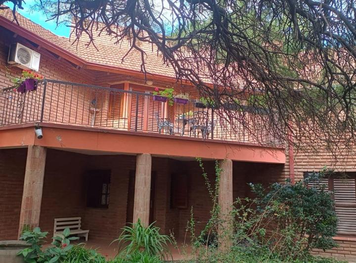 Casa · 300m² · 5 Ambientes · 2 Cocheras