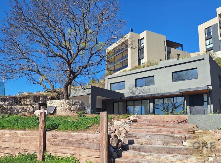 Casa · 320m² · 3 Dormitorios · 2 Cocheras