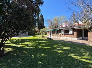 Casa · 85m² · 3 Ambientes · 2 Cocheras · Casa en Fisherton con Amplisimo Jardin