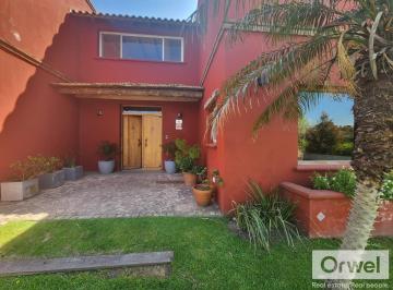 Casa · 230m² · 5 Ambientes · 4 Cocheras · Casa en Santa Barbara