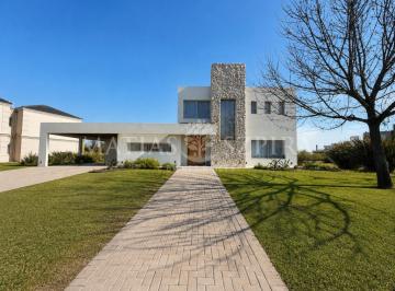 Casa · 214m² · 5 Ambientes · 2 Cocheras · Casa en Terravista