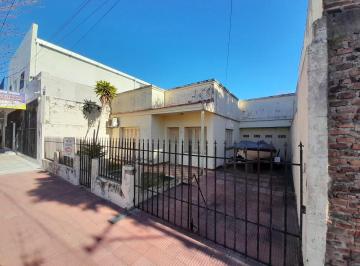 Casa · 150m² · 5 Ambientes · 3 Cocheras · Vendo Casa Céntrica en Esquina Corrientes.