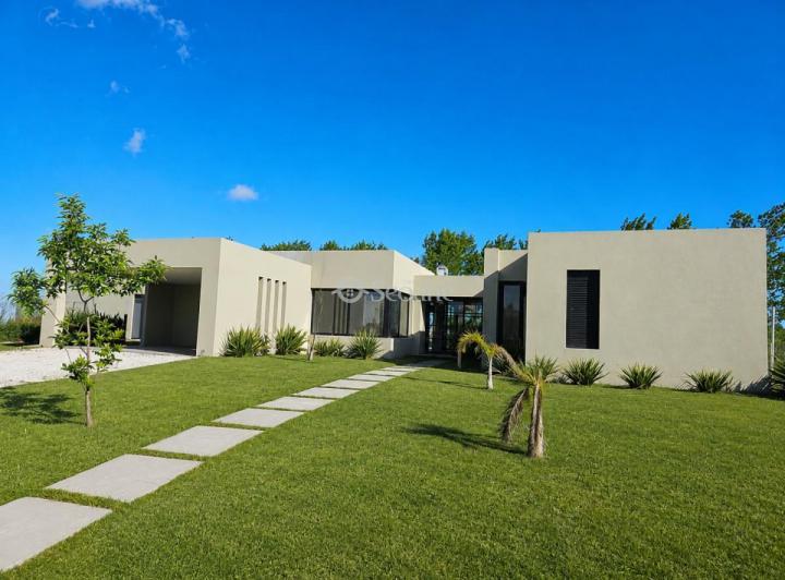 Casa · 1000m² · 4 Ambientes · 1 Cochera