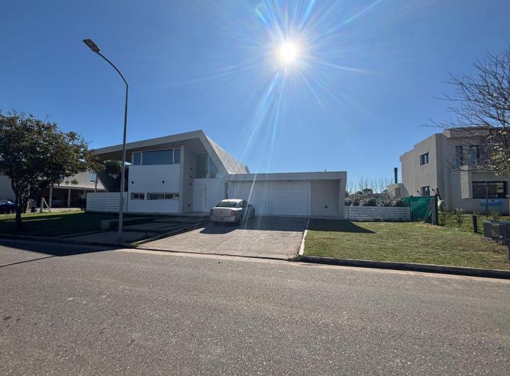 Casa · 350m² · 3 Dormitorios · 2 Cocheras